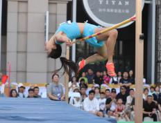 【168sports】跳高比赛设在街头，体育嘉年华让大众体验奥林匹克精神