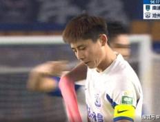 【168sports】1-1！中超黑马7轮不胜，93分钟遭绝平，后卫客串门将，裁判惹争议