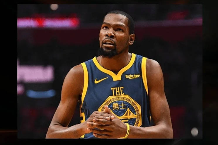 NBA午报｜湖人晒全员海报 勇士克莱重大分歧 KD4次三巨头