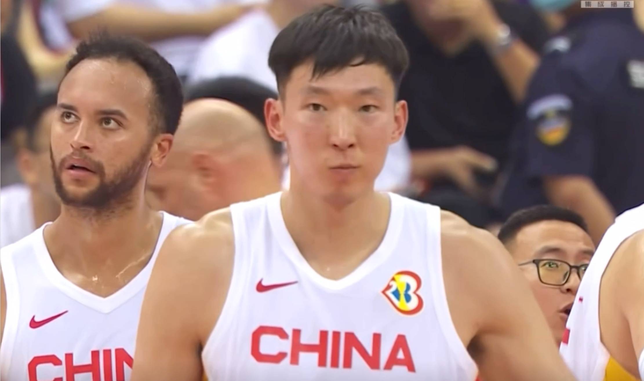 NBA后卫传给NBA锋线，中国男篮怎么防？镜头马上给到姚明和杜锋