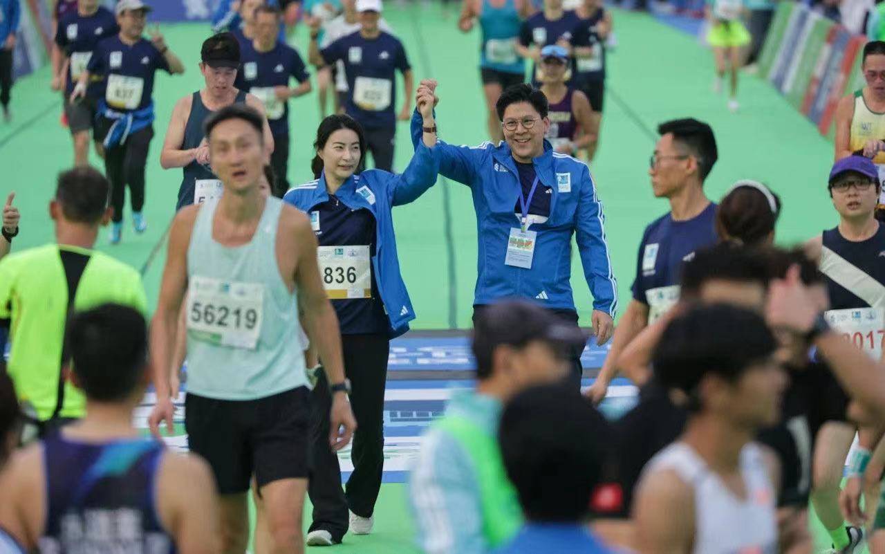 【168sports】霍启刚郭晶晶现身香港马拉松赛，积极参加赛跑，开心和大家合影