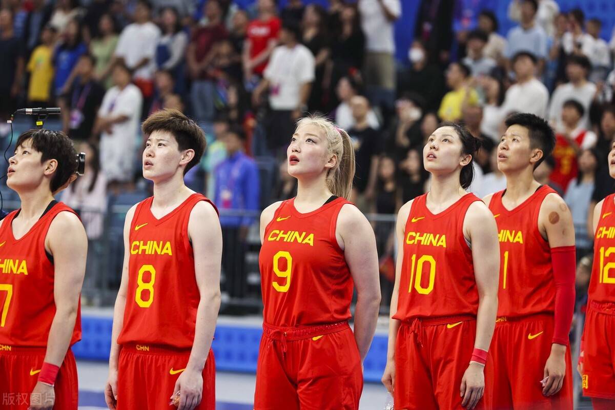 【168sports】巨大争议！女篮刚刚抵达巴黎，两人离队提前回国，主教练离谱操作