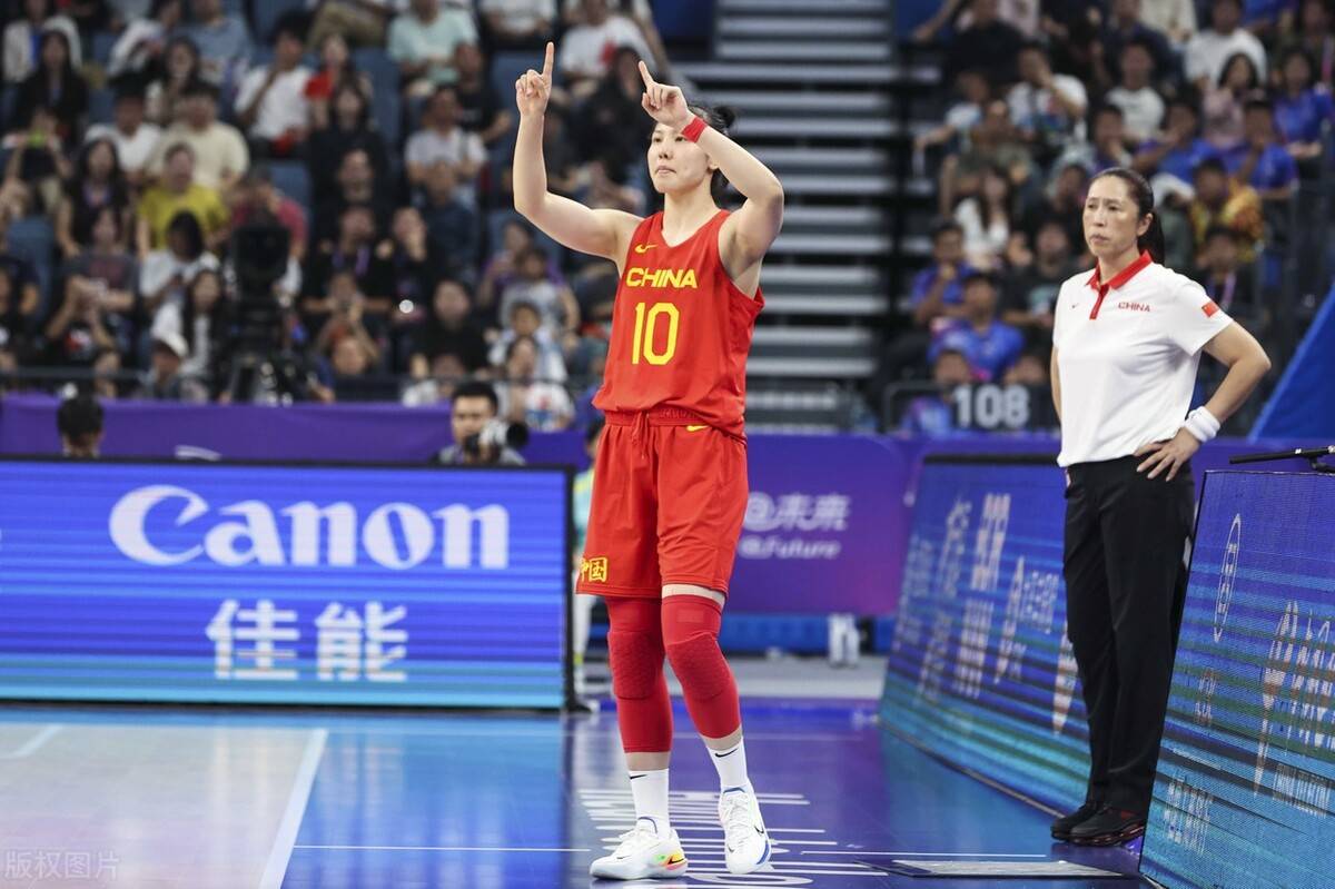 【168sports】巨大争议！女篮刚刚抵达巴黎，两人离队提前回国，主教练离谱操作