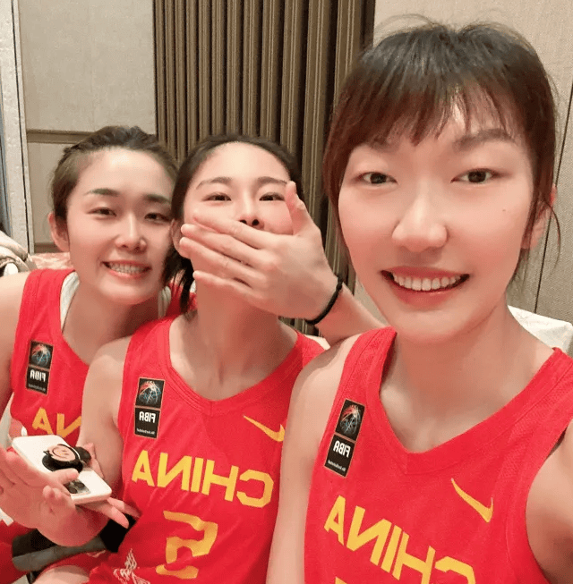 【168sports】泪目！中国女篮两大悍将告别巴黎晒照，陪练到最后，姚明一脸严肃