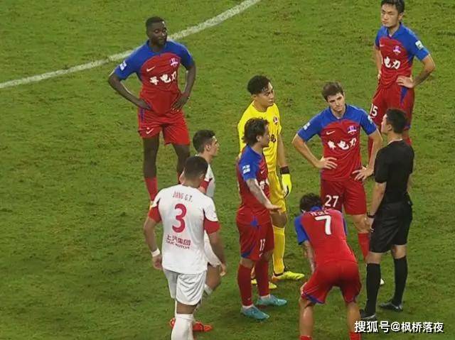 【168sports】凭借争议进球登顶中超积分榜！海港再陷舆论漩涡，中超裁判惹争议！