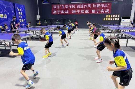 【168sports】:近300名小选手2024“奔跑吧 • 少年”乒乓球夏令营学艺“升级”